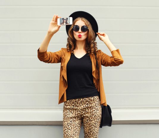 The Life of a Lifestyle Blogger: Behind the Scenes of Influencer Culture